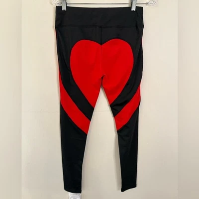 Leggings de coração vermelho em preto e vermelho cor vibrante em forma de coração costas Tamanho Médio - Imagem 1 de 4