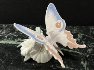Lladro Porcelain Figurine Butterfly Graceful Landing Spain 3.125 Inches - Picture 1 of 9