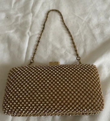 Bolso de noche vintage dorado metálico con detalles de diamantes de imitación y correa de cadena Foto 1 de 4