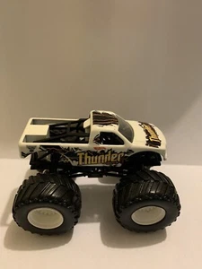 2016 3/7 Hot Wheels Monster Jam White "THUNDER 4x4" MUD Monster Truck 1:64 - Picture 1 of 6