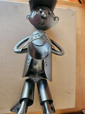 Soporte de vino de chatarra ~ Hombre en la espalda con sombrero de vaquero ~ 11 1/2" Foto 1 de 3