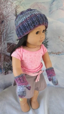 MUÑECA SOMBRERO Y MITONES "FITS" 18" (NIÑO/NIÑA) HECHA A MANO/TEJIDA (COLOR -IMPRESIÓN CIRUELAS) Foto 1 de 4