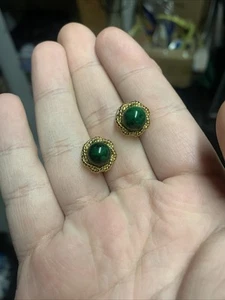VINTAGE 80'S 90'S MONET GREEN SPHERE GOLD TONE EARRINGS - Picture 1 of 3