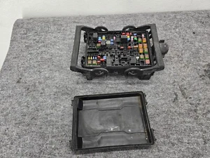 CADILLAC ESCALADE 2015-2020 ENGINE BAY FUSE BOX RELAY JUNCTION BLOCK UNIT - Picture 1 of 4