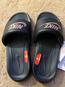 NIKE VICTORI ONE WOMENS SLIDES BLACK RED BRONZE SIZE 5 CN9677-001 - Picture 1 of 6
