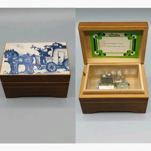 Vintage Linden kleine Holz Spieluhr Pferd & Kutsche Szene spielt 2 kurze Melodien  - Bild 1 von 11