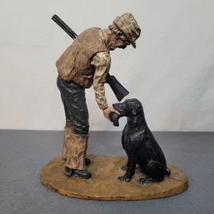 Statuina vintage 8,5" cacciatore e laboratorio nero vecchio e cane firmata G Alsum '82 - Foto 1 di 9