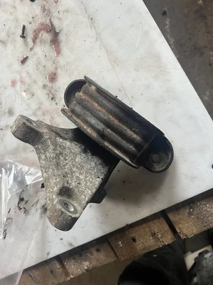 VW T5 2009 2.5 Tdi Gearbox Mounting - Image 1 of 3