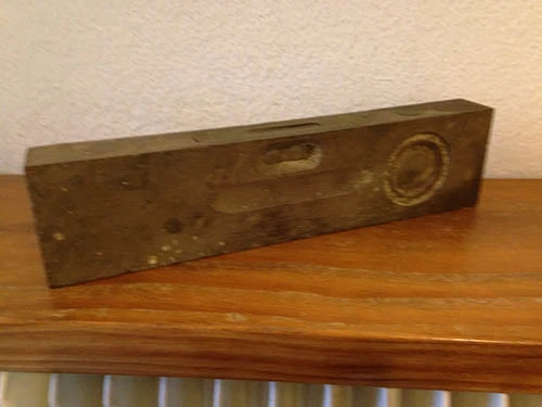 ancien niveau en bois vieil OUTIL  ART POPULAIRE  - Photo 1/1