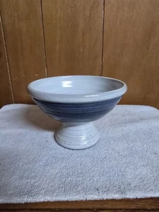 Blaugraue Keramikschale mit grauem Standfuß - Bild 1 von 8