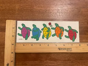 Vintage 1989 Grateful Dead Terrapin Schildkröten marschierendes Aufkleber Stoßstange Aufkleber G.G. - Bild 1 von 3