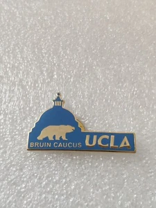 UCLA Bruin Caucus spilla risvolto cappello Bruins University of California Los Angeles J515 - Foto 1 di 5