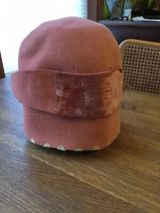 Vintage Flapper Antique 1920s Peach Felt Cloche Hat W/velvet & Metal Trim - Picture 1 of 7