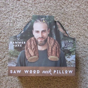 NEU Hammer + Axt Säge Holzstumpf Nackenkissen Baumstamm Reisekissen Mikroperlen - Bild 1 von 2