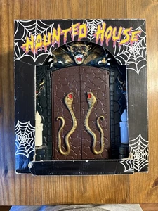 Halloween Vintage animiertes Draculas Grab Requisite Vampir Spukhaus mit Box - Bild 1 von 23