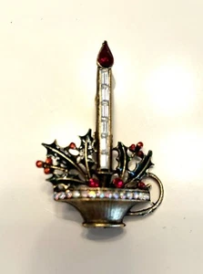 Vintage Weiss Christmas candlestick & holly pin gold tone and rhinestones signed - Picture 1 of 5