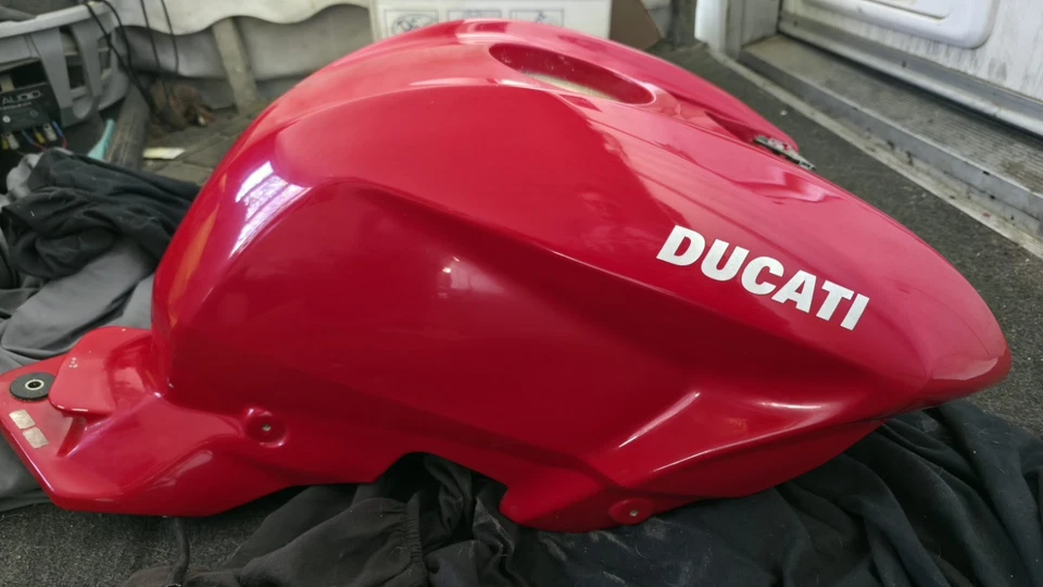 Бензиновый топливный бак Ducati Streetfighter 848 1098 1198 11 2012 2013 2014 2015 годов выпуска - Изображение 1 из 4