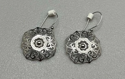 Lindos brincos finos de ouro branco 14K sólido 0,585 ornamentados detalhados 1,2 g - Imagem 1 de 4