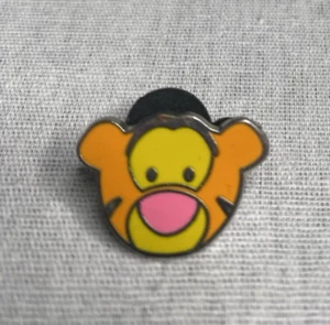 Pin de intercambio individual Tigger lindo personaje cara pequeña parque Disney ~ nuevo - Imagen 1 de 5