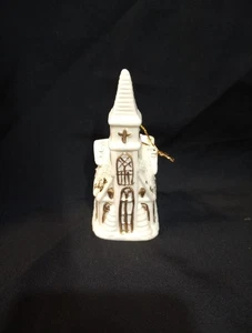 Vintage weiß mit Goldrand Porzellan alte Kirche mit Kirchturm Ornament - Bild 1 von 4