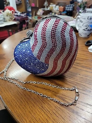 Bolso Monedero Patriótico PUFF HEART Bandera de EE. UU. GLAM CRISTAL Rojo Blanco Azul  Foto 1 de 4