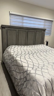 Mueble de dormitorio gris California tamaño king, colchón incluido Foto 1 de 4