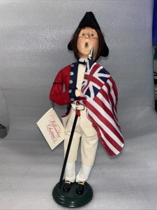 Byers' Choice Williamsburg 2002 Colonial Soldier con bandera LN - Imagen 1 de 5