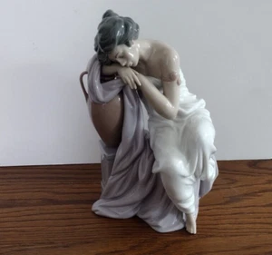 Stunning LLADRO # 6313 LOST IN DREAMS GREEK GODDESS URN SPAIN FIGURINE FIGURE - Picture 1 of 4