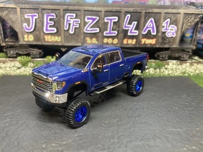 Camión GMC Sierra 2500 HD 2022 elevado 4x4 1/64 diecast personalizado Duramax Greenlight Foto 1 de 4