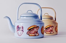Teiera smaltata vintage lavabile in lavastoviglie Toilet Paper design Seletti