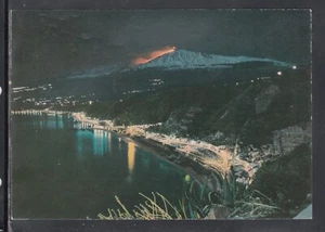Cartolina Taormina L'Etna in Eruzione e La Baia Naxos Notturno UB606 - Imagen 1 de 1