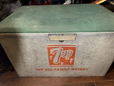 Letrero de cofre de hielo acolchado en relieve vintage de los años 60 de metal 7up 7 Up Soda Pop 22" Foto 1 de 4