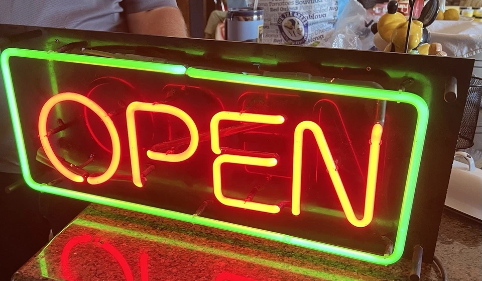 Placa aberta de neon vintage neon super brilhante. Funciona muito bem. Fotos em ótimo estado veja - Imagem 1 de 4