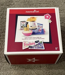 American Girl Isabel & Nicki’s Movie Night Set Popcornmaschine, 2 Cola, VHS Box - Bild 1 von 6