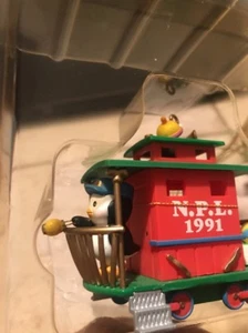 CARLTON CHRISTMAS ORNAMENT:CHRISTMAS EXPRESS: CABOOSE with PENGUIN NEW (GILMORE) - Picture 1 of 7