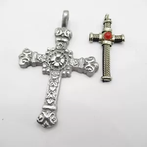 Colgantes crucifijo cruces vintage plateadas y negras de dos disfraces - Imagen 1 de 2