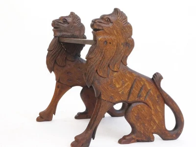 Escalones antiguos de biblioteca gótica de roble del siglo XIX con figuras de león, escalera de madera Foto 1 de 4