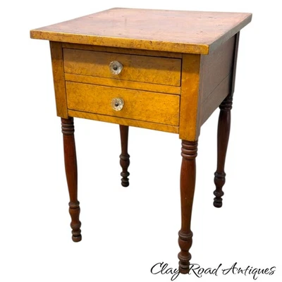 antiguo Sheraton Birdseye arce y cereza rojo lavado 2 cajones soporte de mesa 1820 antiguo Foto 1 de 4