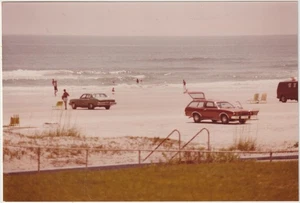 Daytona Beach Florida FL.  Autos parkende Menschen Farbfoto 3 1/2" x 5" um 1981 - Bild 1 von 2