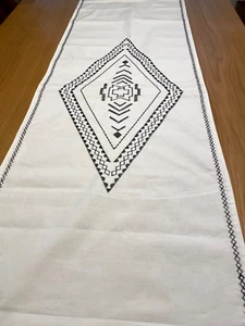 Pottery Barn Gigi embroidered geometric design Table Runner 18 x 108 New no tags - Picture 1 of 7