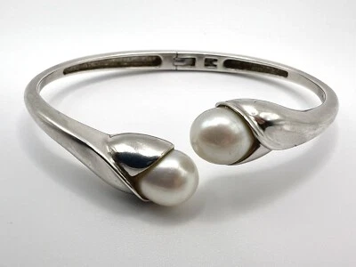 Brazalete de derivación con bisagras de perlas cultivadas de agua dulce de plata esterlina de diseñador Foto 1 de 4