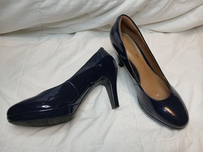 Zapato de vestir Clark's para mujer Adriel Viola talla 6,5 M azul marino charol tacón  Foto 1 de 4