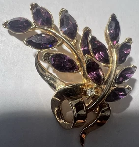 Broche Trifari tono dorado con piedra. - Imagen 1 de 6