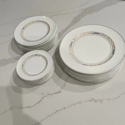 Juego de 24 platos de cena Villeroy & Boch Orlando Bone China elegante borde floral Foto 1 de 4