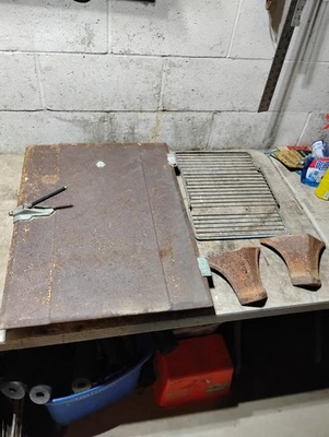 LOTE DE PIEZAS DE REFRIGERADOR VINTAGE GM Frigidaire de 1930, puerta, estante, pestillo y 2 pies Foto 1 de 4