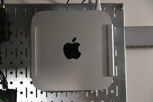 2023 Model Apple Mac Mini M2 Chip / 8GB RAM / 256GB SSD / Silver with Wall Mount - Picture 1 of 4