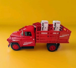Ertl 1:25 Scale Coca Cola 1957 CHEVROLET STAKE TRUCK 1997 W\Machines & Handtruck - Picture 1 of 12