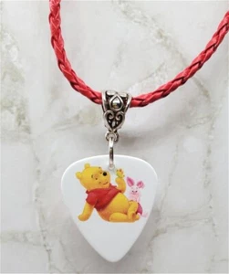 Collar púas de guitarra Winnie the Pooh con lechón en un cable trenzado rojo - Imagen 1 de 2