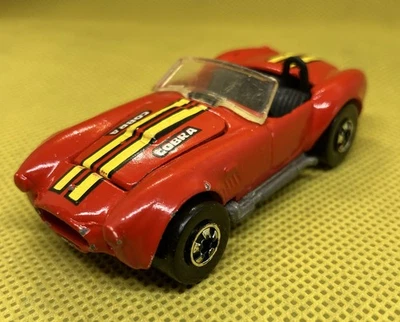 Capó abierto Hot Wheels Ford Classic Shelby Cobra Convertible 427 rojo amarillo a rayas Foto 1 de 4