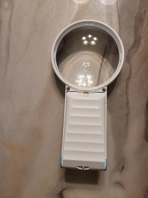 Nova lupa Schweizer OKOLUX Mobil 4X/16D LED iluminada - Imagem 1 de 2